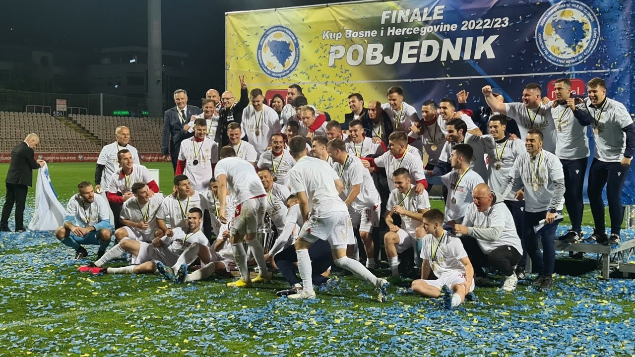 Slavlje igrača nakon dizanja pehara pobjednika Kupa BiH
