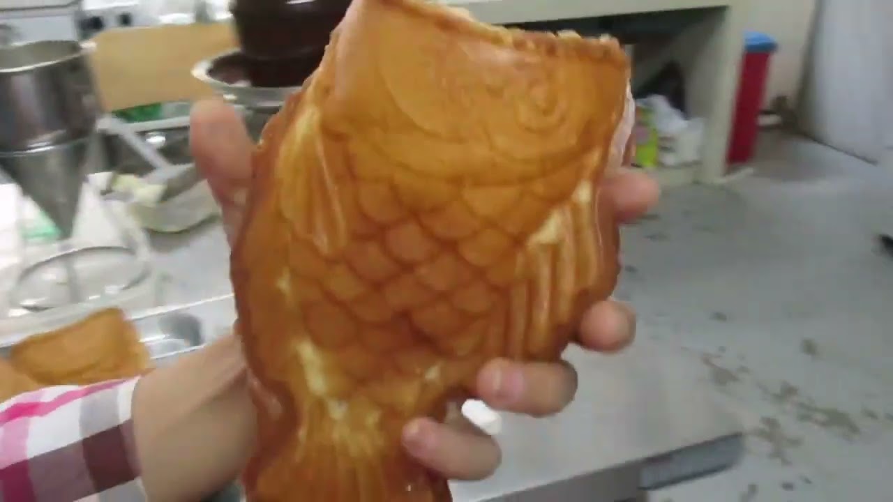 Ice cream taiyaki (fish-shaped waffle)