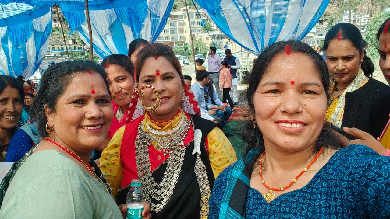 गढ़वाल की लोकप्रिय गायिका (हेमा नेगी करासी )भारी भीड जनता को  डांस कर हंसा दिया