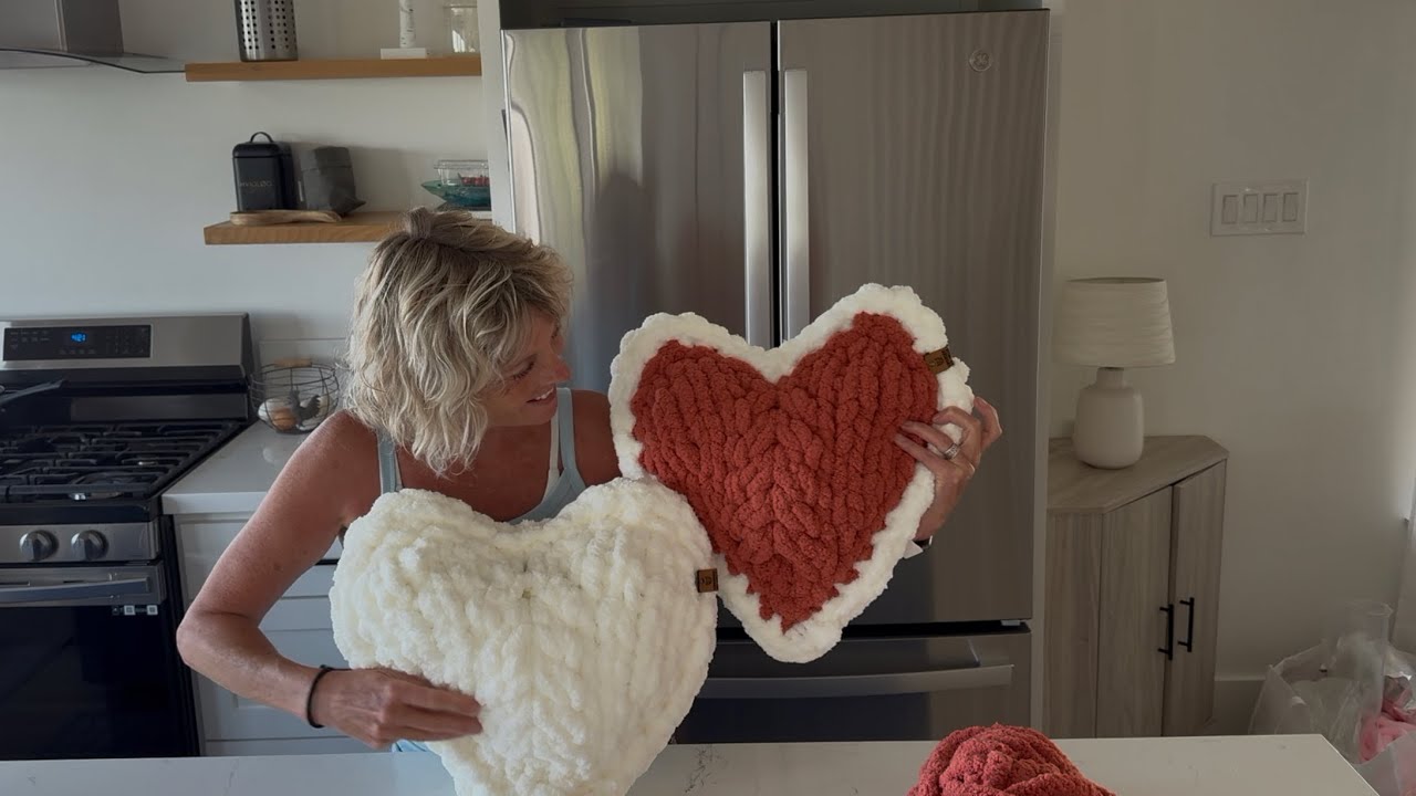 Подушка в форме сердечка с бабочкой в ​​рубчик #chunkyknitblanket #heartpillow #tutorial #fingerk...