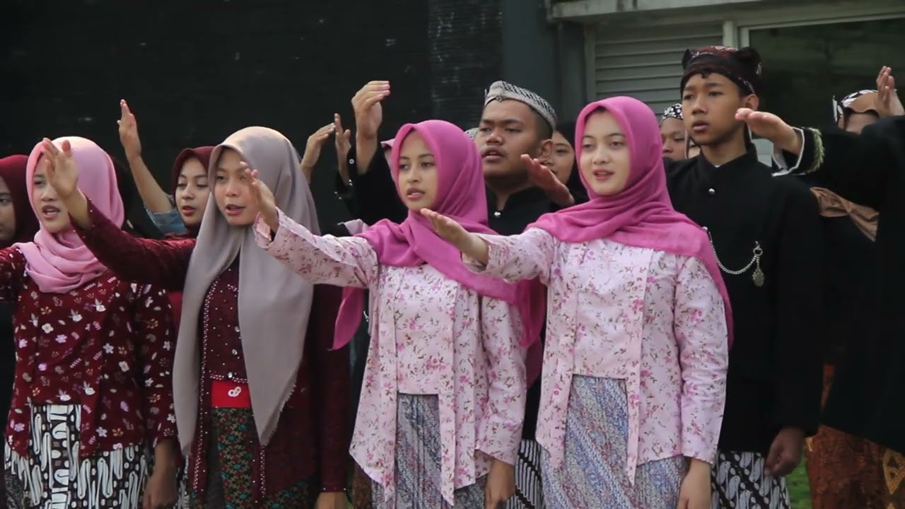 Menyanyikan Mars Jawa Timur