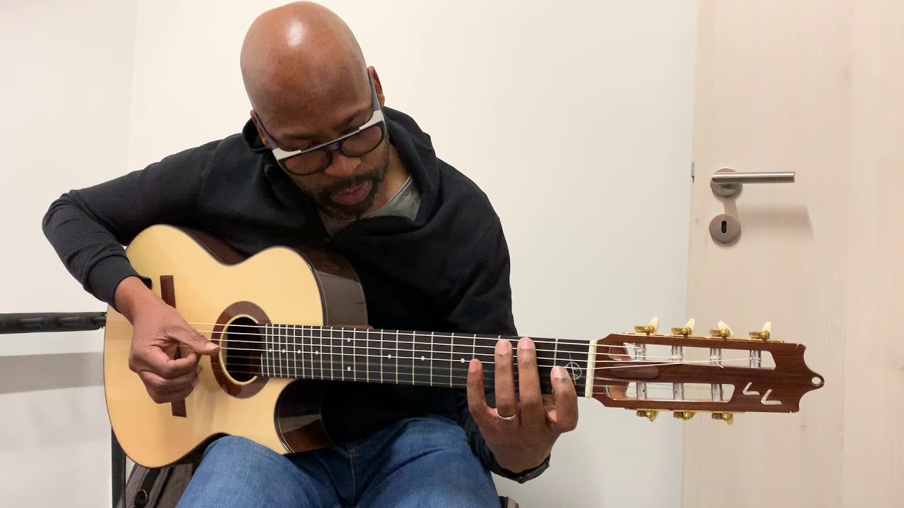 Lionel Loueke playing his Heeres Geneva Model
