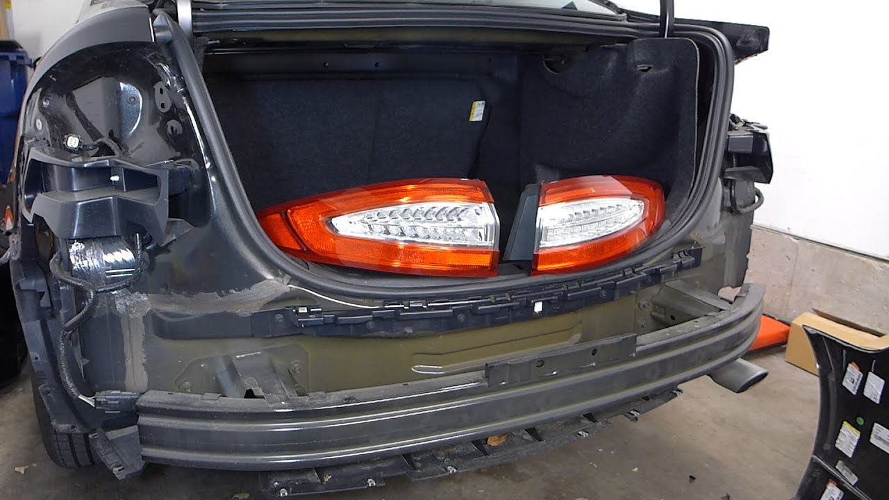 Снятие крышки заднего бампера и фонаря Ford Fusion (2013+) второго поколения