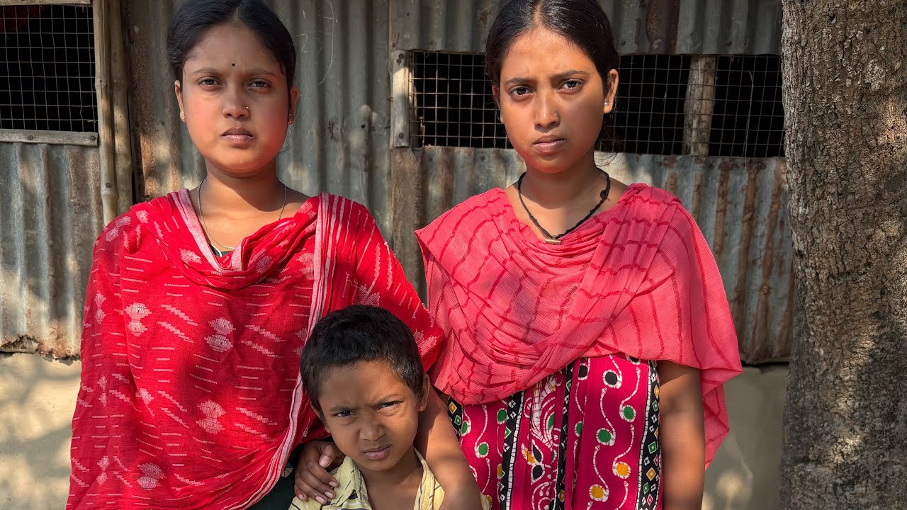 বাবা অসুস্থ, দুই বোন মৌমিতা এবং সুপর্ণা তাঁদের ছোট্ট ভাই কে নিয়ে অসহায় ভাবে দিন কাটাচ্ছে