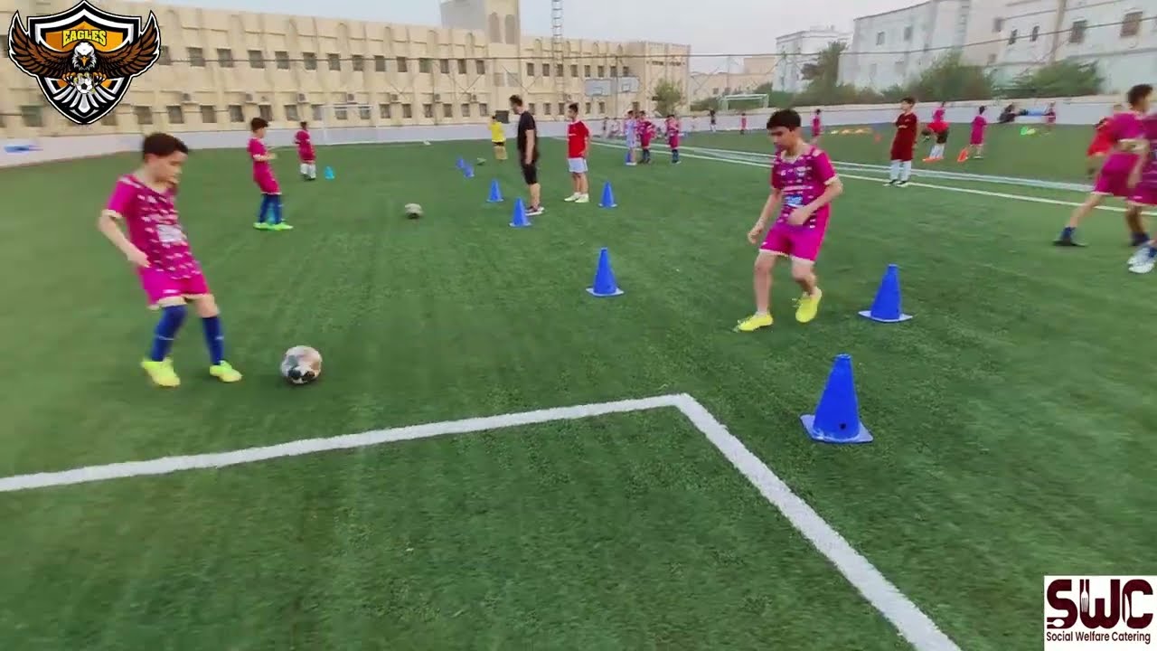 تمرين يعلمنا التحرك الصحيح في الملعب للهروب من الخصم والاستلام بدوران والتحكم بالكرة