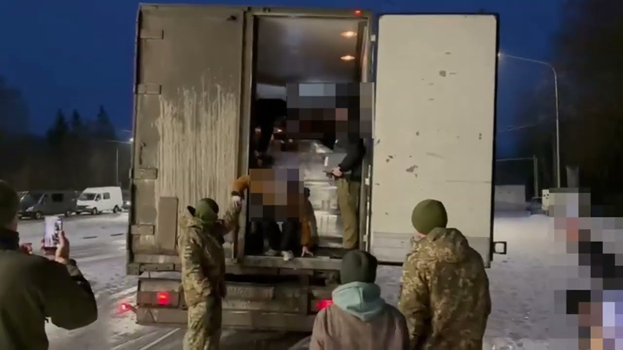Ховалися у фурі з алкоголем. На Буковині викрили схему переправлення за кордон