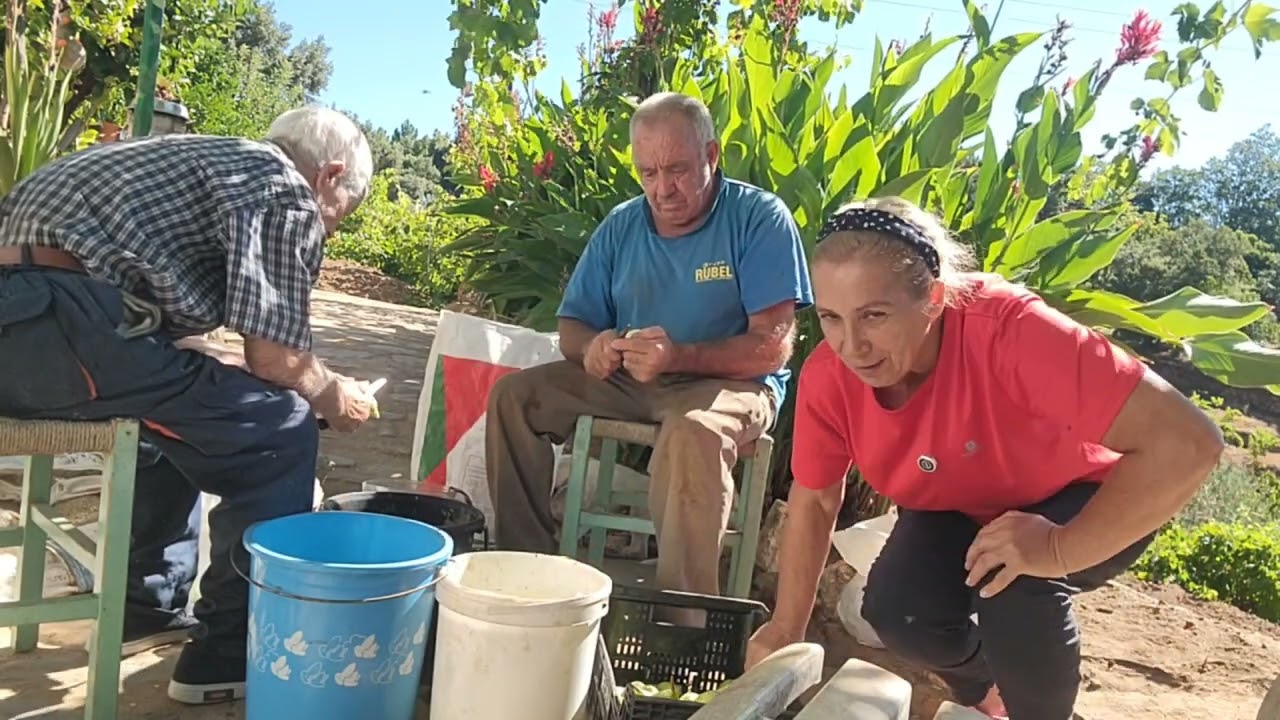 Con los vecinos  haciendo peras en conserva 