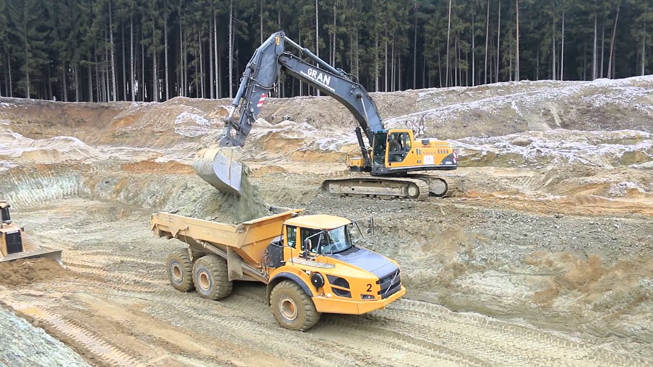 Volvo EC 460 B LC loading Volvo A40 F
