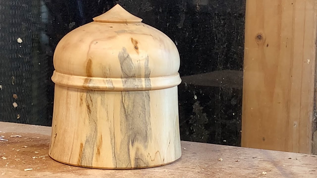Richard Raffan turns punky box elder into a box with a suction-fit lid