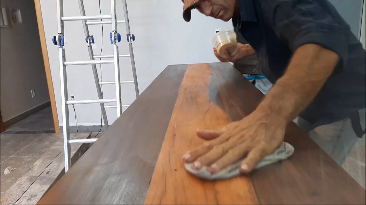 Balcão rústico com luminária, para área gourmet.