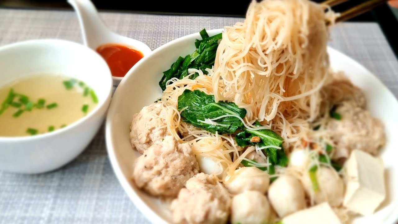 အများနည်းတူချက်စားသောကြေးအိုးဆီချက်Rice Noodles with Pork Balls Kyay Oh Si  Chat