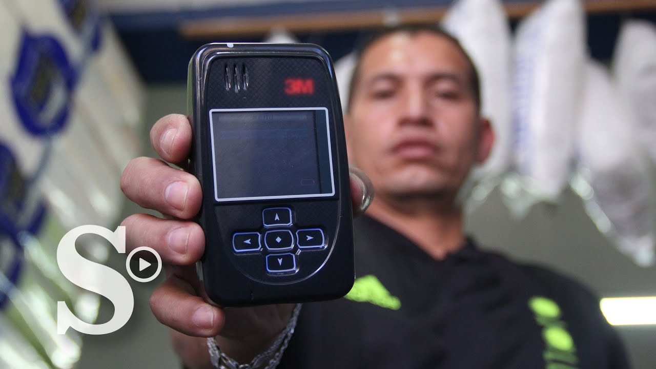 Los brazaletes electrónicos que no controlan a los presos