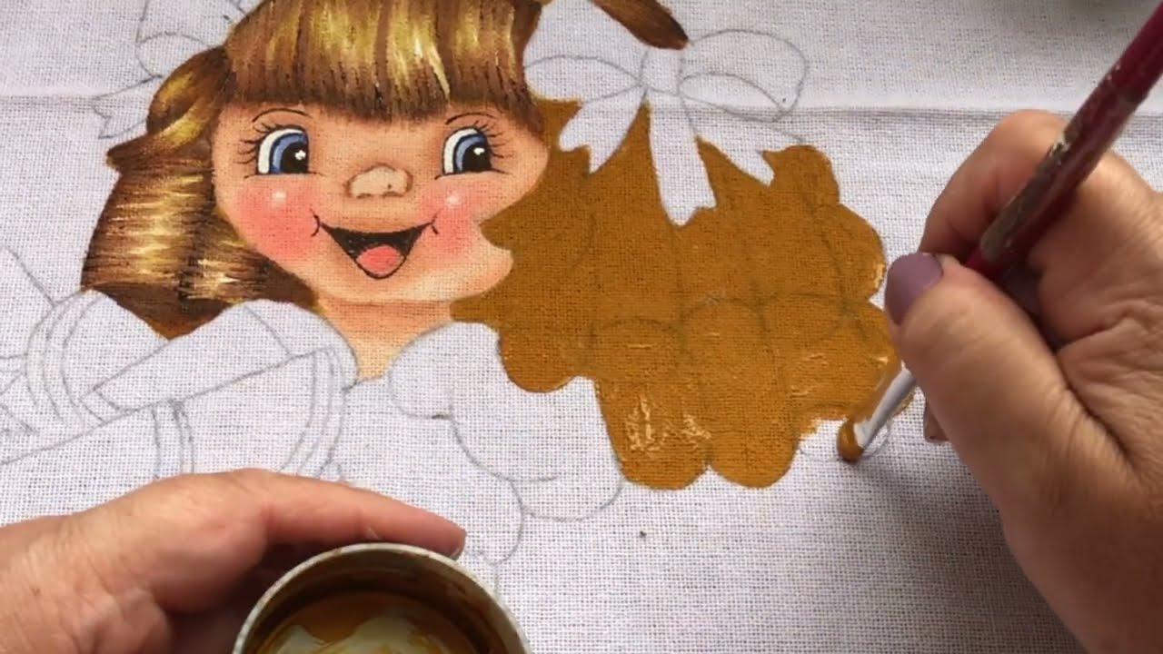 Pintando uma linha de produção de bonecas nos panos de prato.