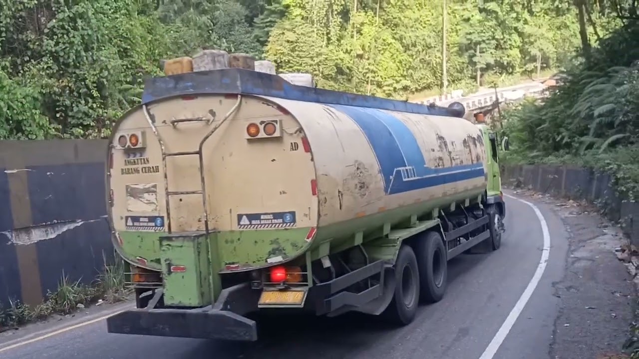 Unit truk colot diesel dengan kernet bersiaga saat nanjak dikedabuhan