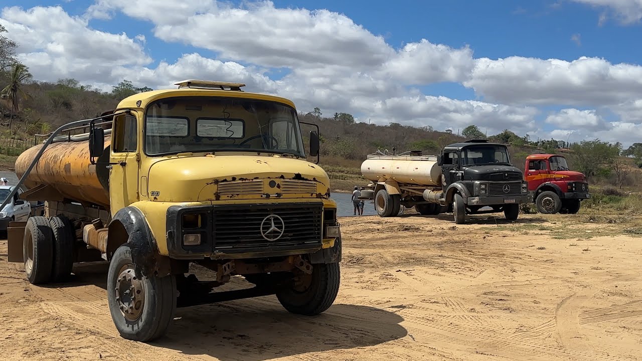 Carro pipa estão fazendo fila pra pegar água no açude do anafê na seca que castiga Araruna pb