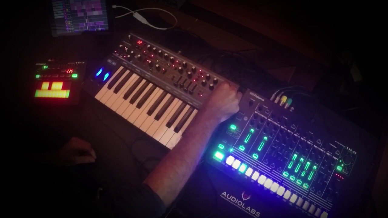 Live Synth Jam (Melodic Techno) TR8 + Bass Station II + TB3 + Cubasis