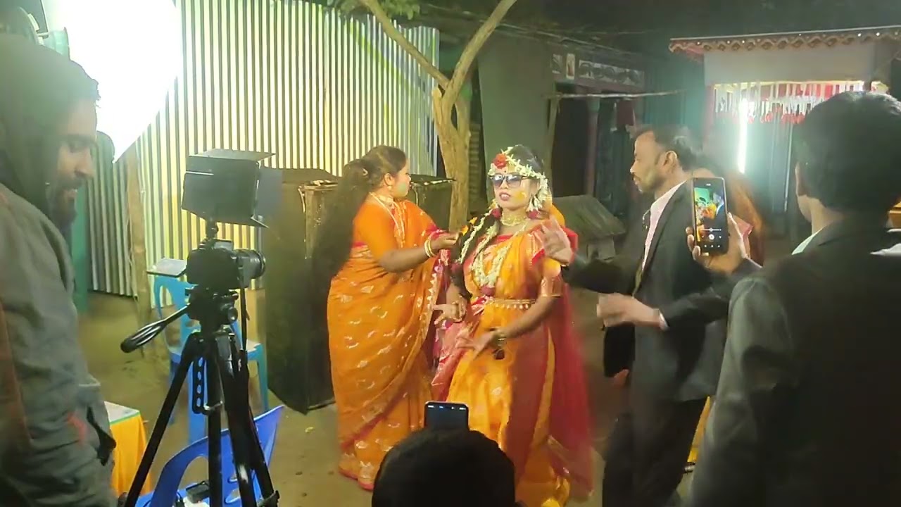 বিয়ে বাড়িতে ও বন্ধু লাল গোলাপি