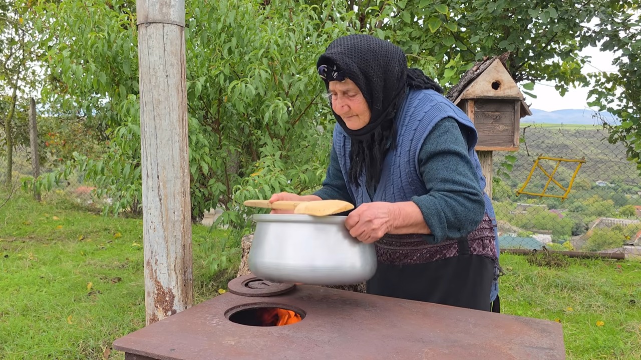 Sustainable Living Countryside / Grandmother's Traditional Recipes / Outdoor Cooking No Talking
