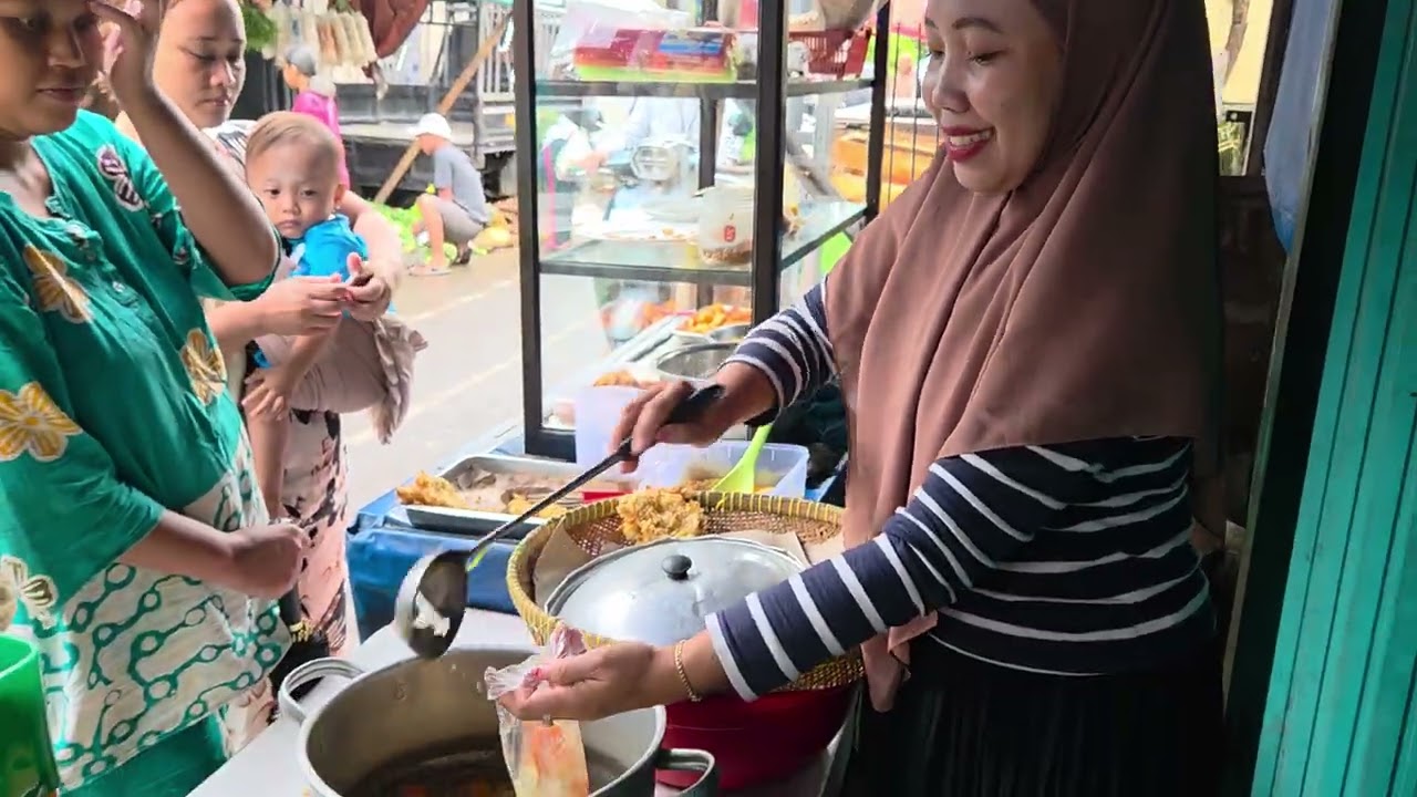 SAYUR SOP laris manis buat pelanggan sarapan pas cuaca hujan . . . 