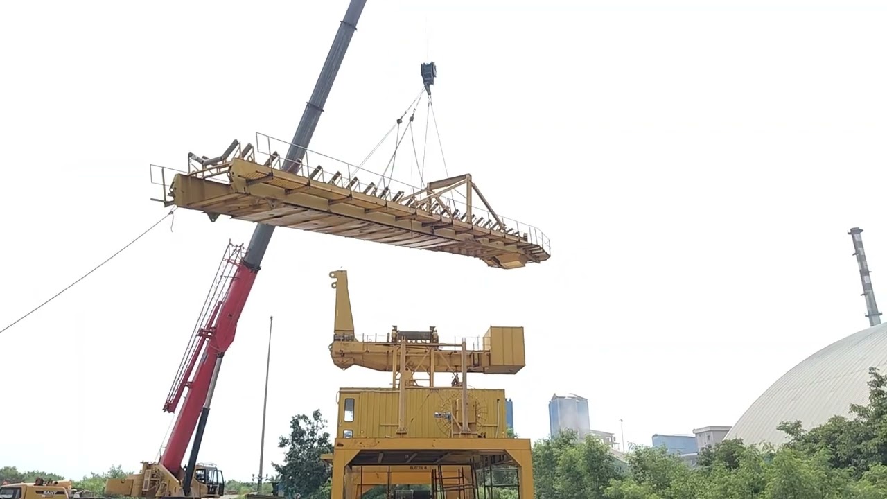 Stacker reclaimer tripper erection 