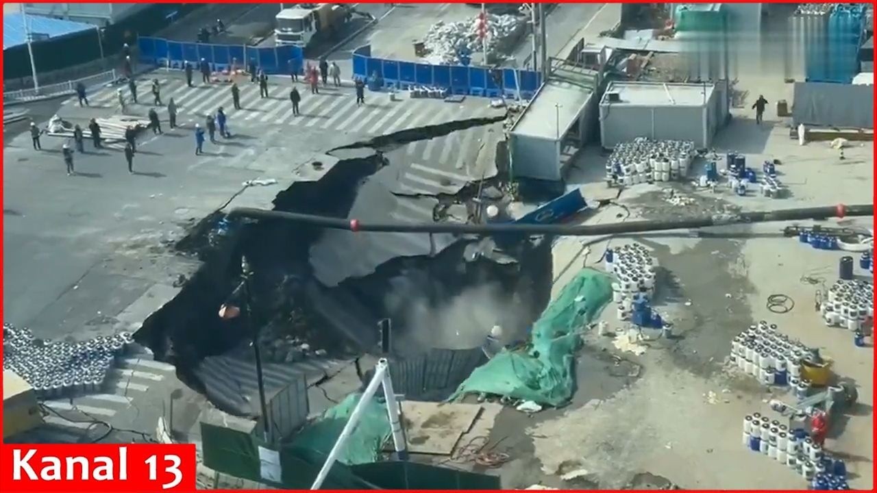 Впечатляющее видео показывает моменты, когда огромная воронка поглощает дорогу в Шанхае, Китай.