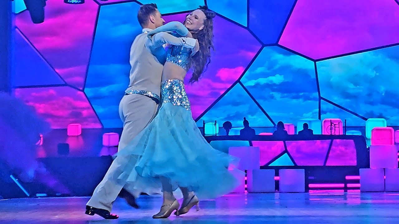 Let's Dance Live Tour 29.11.2025 Quickstep von Ann Kathrin Bendixen Affe auf Bike Zsolt Sandor Cseke