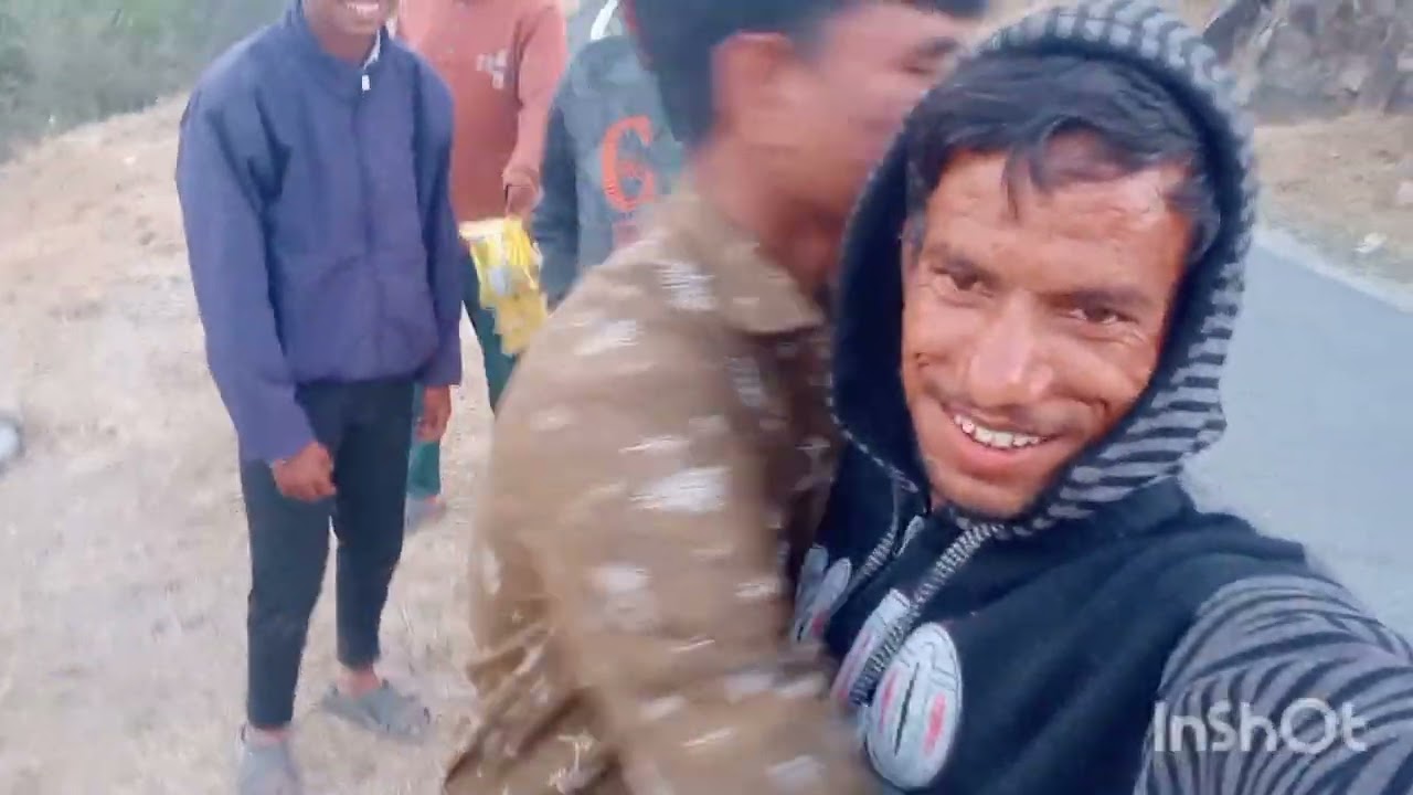 आज कल काम बंद हैं। तो थोड़ा घूमने चले जाते हैं।