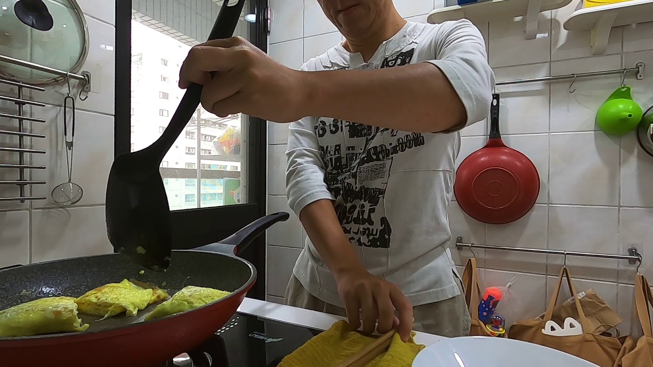 早餐一次煎3份鮪魚起司蛋..我送小孩出門老婆說會洗鍋子