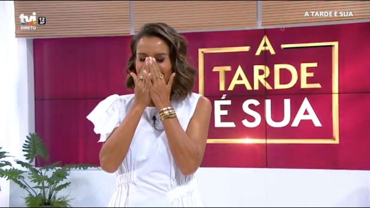 Mónica Jardim surpreendida pela produção: «Eles querem me fazer chorar!» | A Tarde é Sua