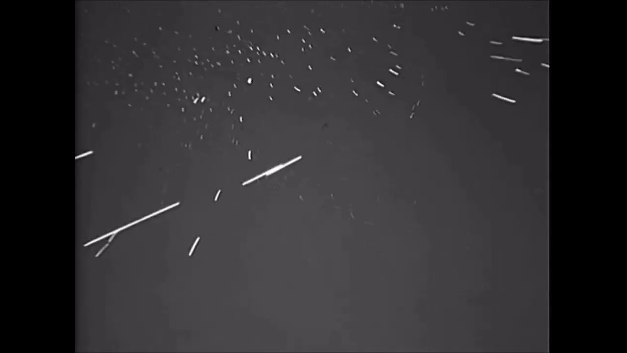米海軍の激しい対空砲の弾幕に撃墜される日本軍機