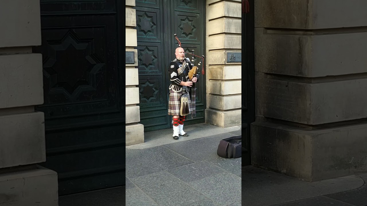 Szkot grający na dudach na Royal Mile w Edynburgu