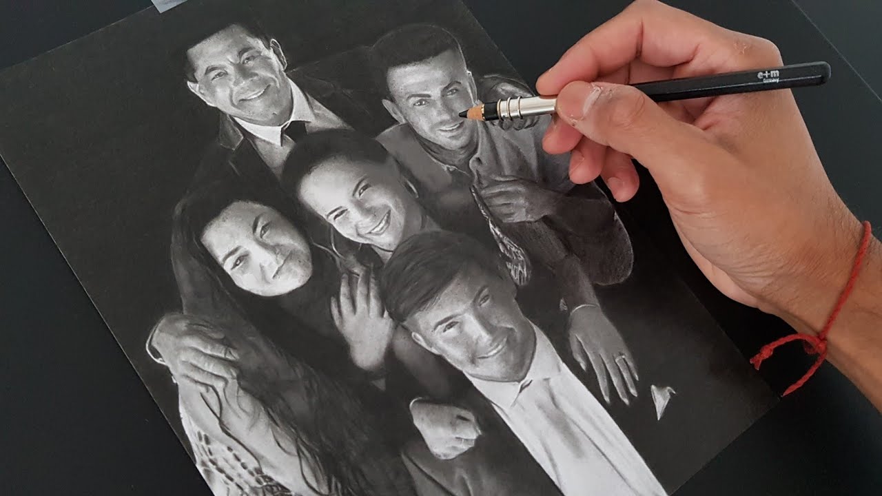 ARTIST DRAWS ALL 5 MEMBERS OF A FAMILY HOUSEHOLD!