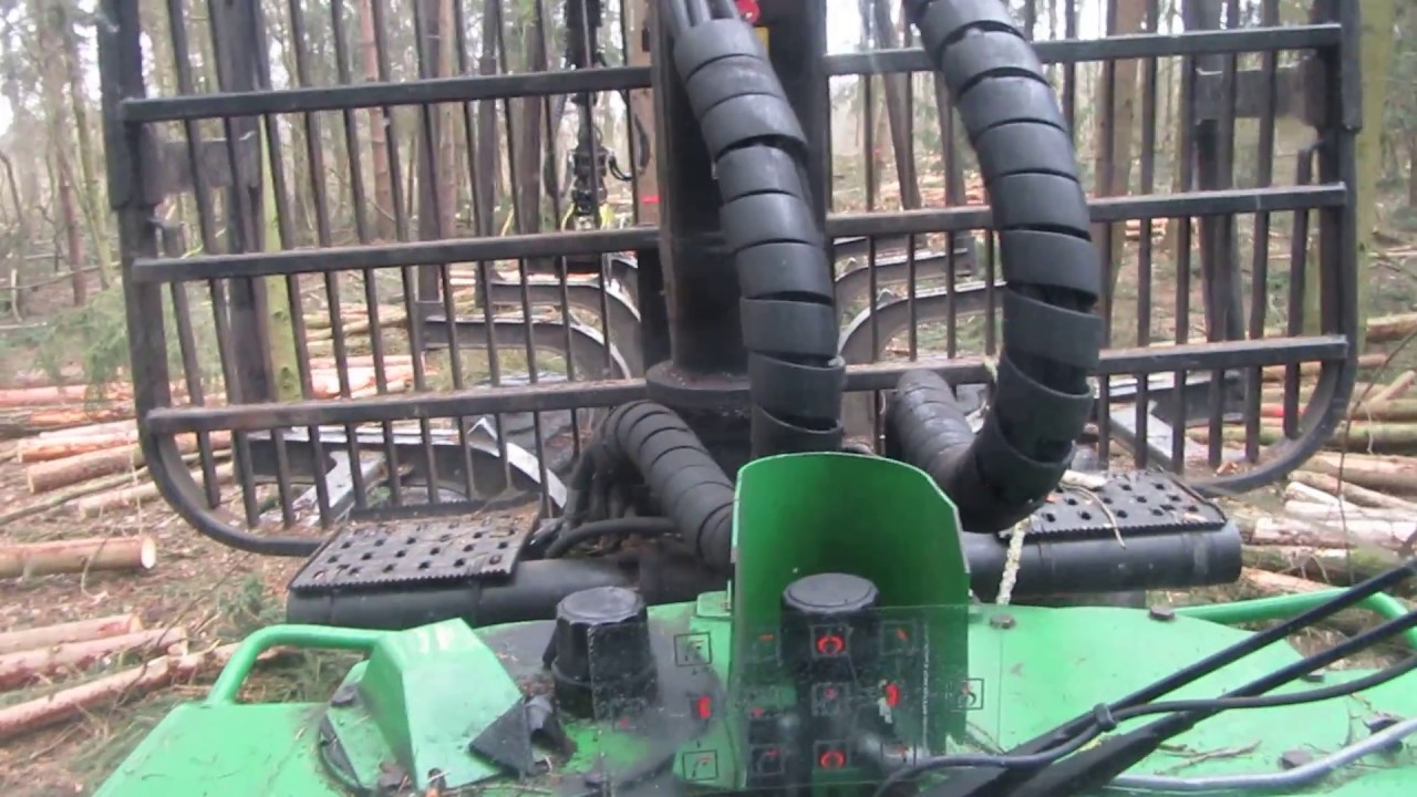 ATAT: Forwarder JD 1110D - szukanie drewna w lesie. Lesniczy M. z centralnej Polski sie nie dziwi.