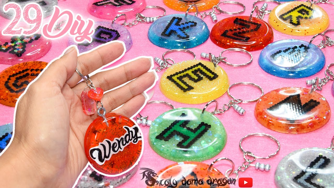 29 LLAVEROS con NOMBRE e iniciales de RESINA y hama beads