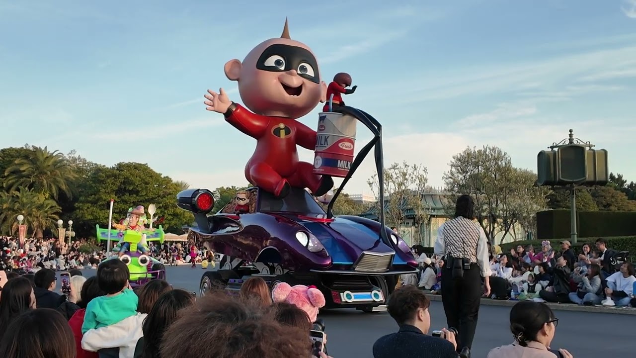 日本東京迪士尼〔眾彩交融〕大型花車遊行，令人感動。