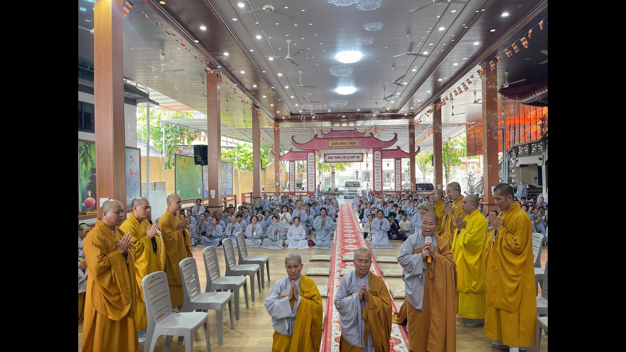 Chư Tôn Đức Tăng Ni Trụ Trì các cơ sở tự viện cúng dường các Trường Hạ tỉnh Đồng Tháp.