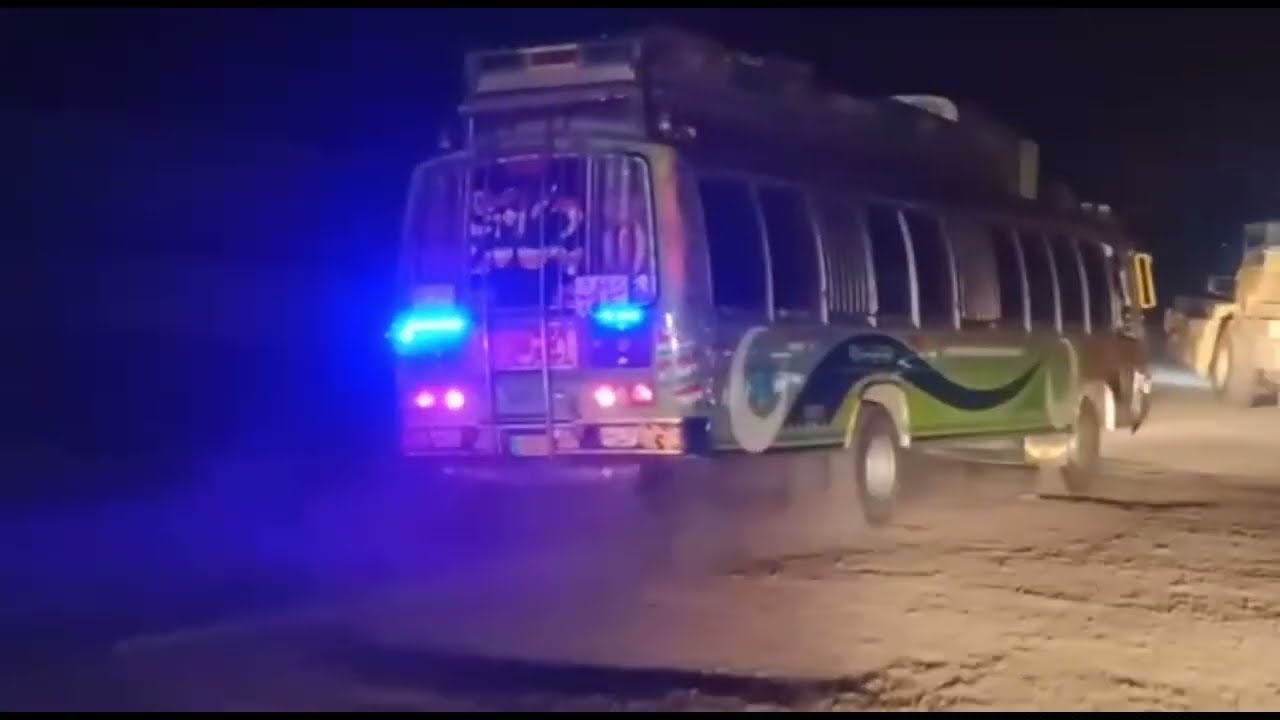 Pakistani Buses Racing Video || Gujrat Express Babar Goger Chand Siyara