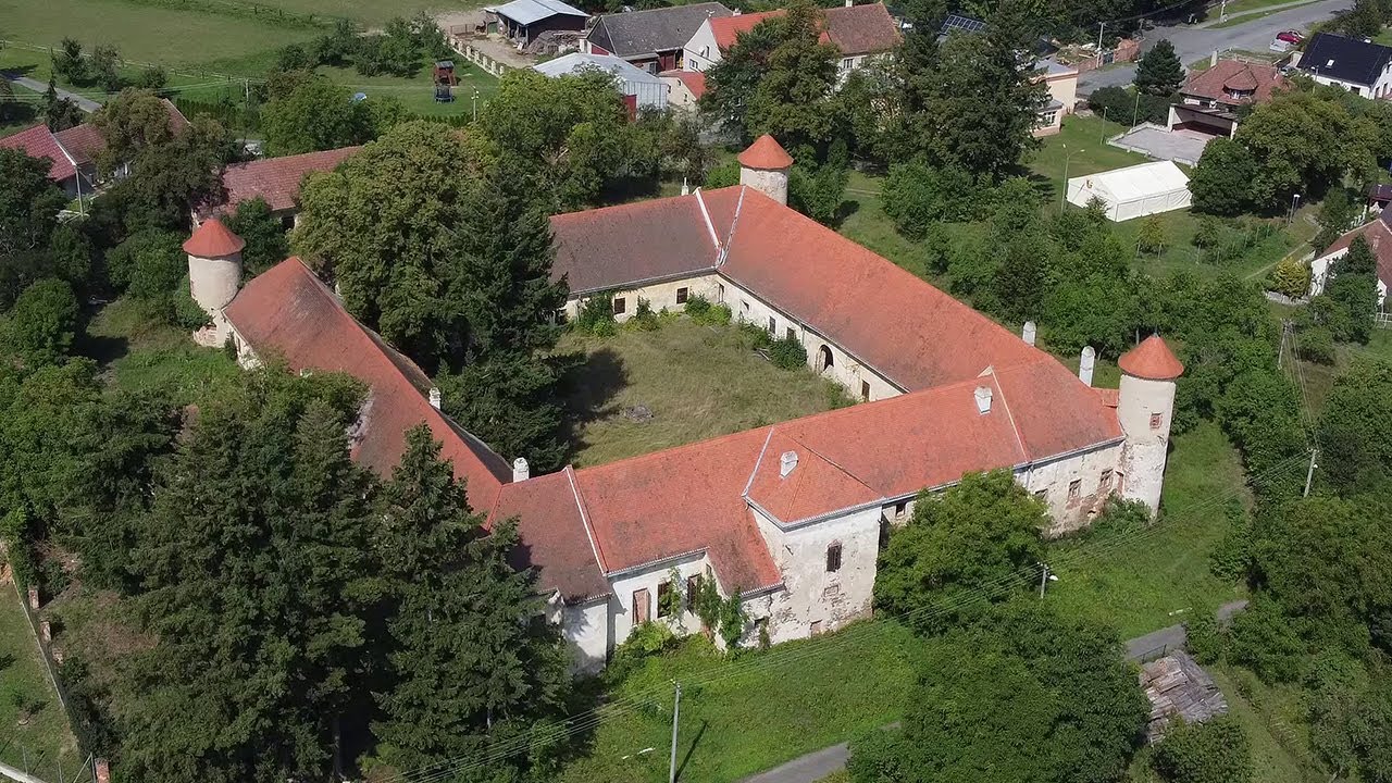 Chátrající zámek ve Ptení zřejmě změní majitele. Zájemce o koupi chce památku zrekonstruovat