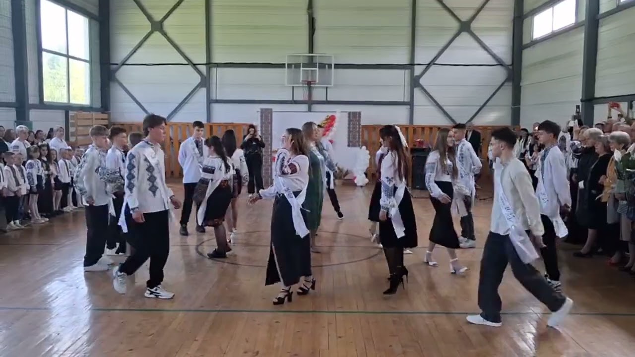 Танець випускників з класним керівником