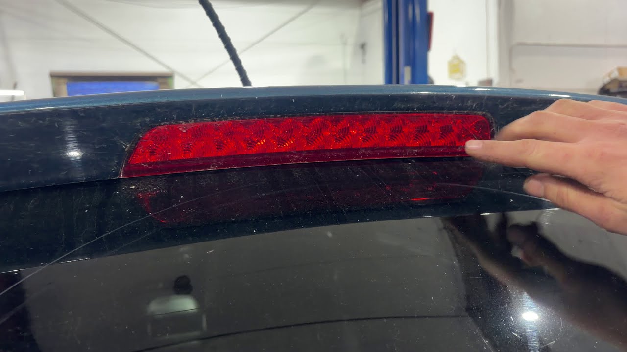 Снятие и замена третьего стоп-сигнала и спойлера Kia Sorento 2014 года выпуска