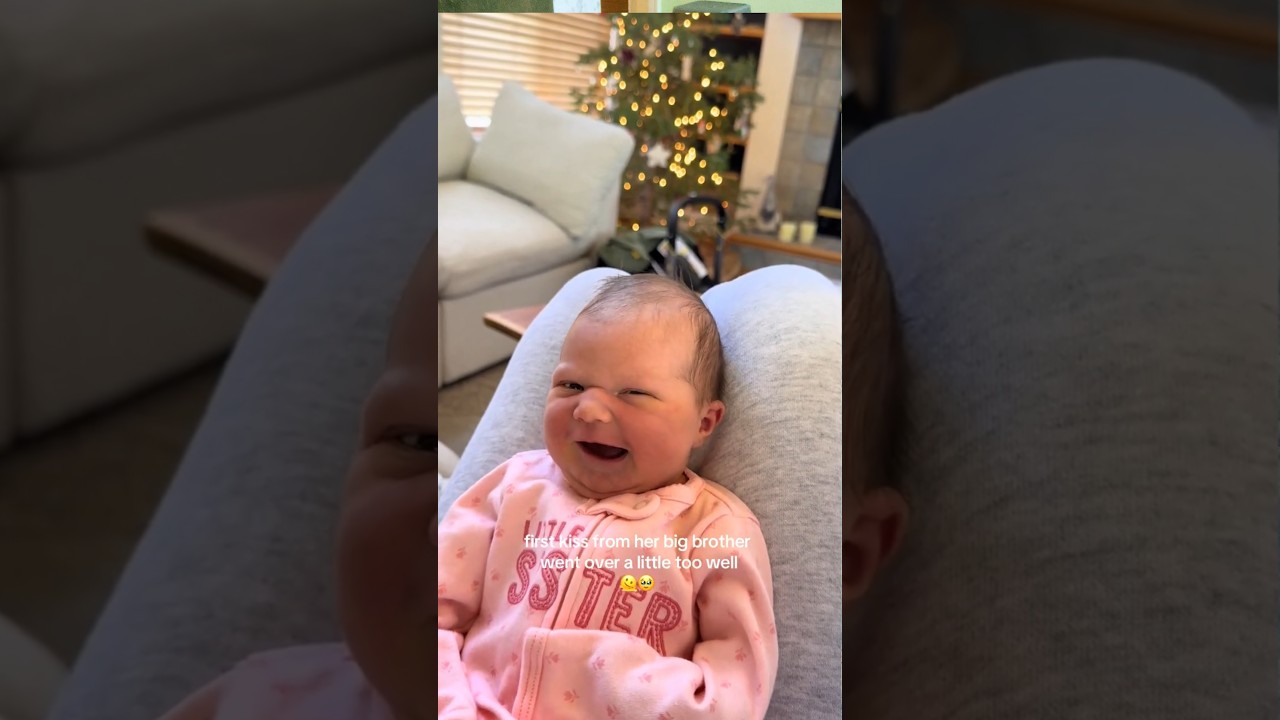 Обязанность старшего брата поцеловать малыша в первый раз 💙👶 