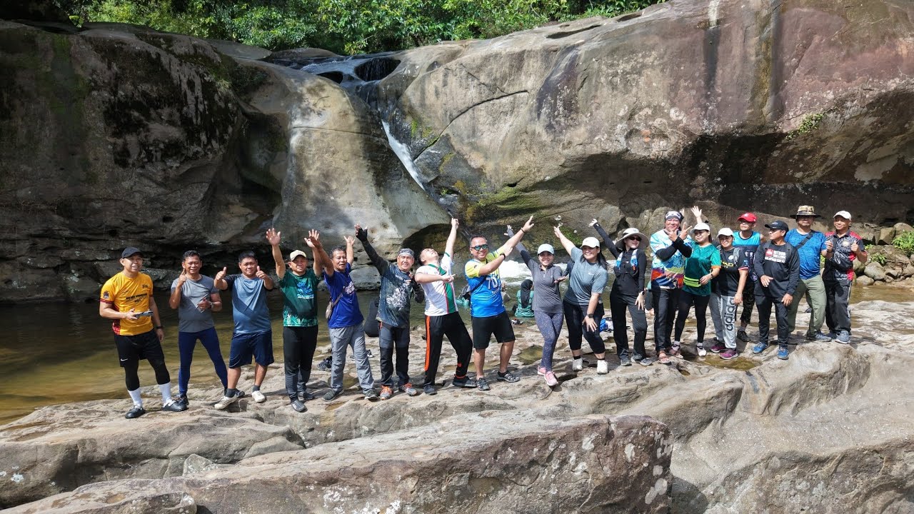 Trip Curtain Waterfall, Jurasic Park Sarawak, Susung Waterfall Padawan Di Jamu Dengan Durian Padawan