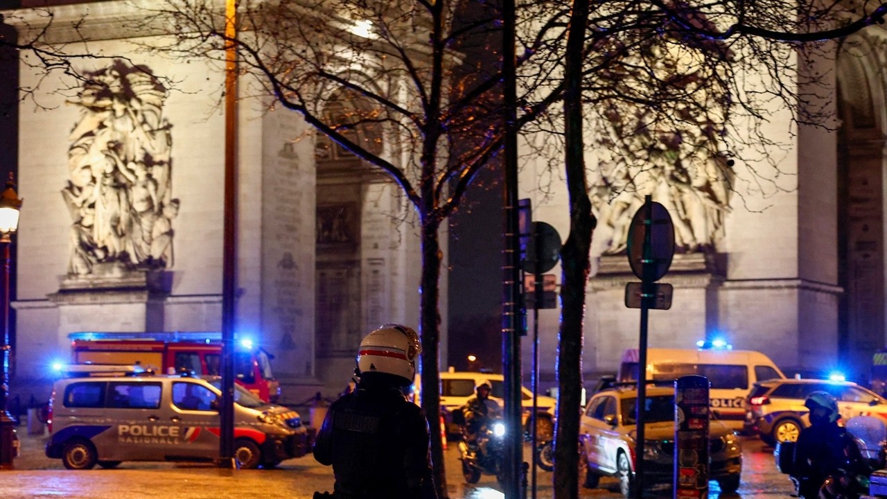 Paris : Un gendarme ouvre le feu sur un homme armé d’un couteau autour de l’Arc de Triomphe