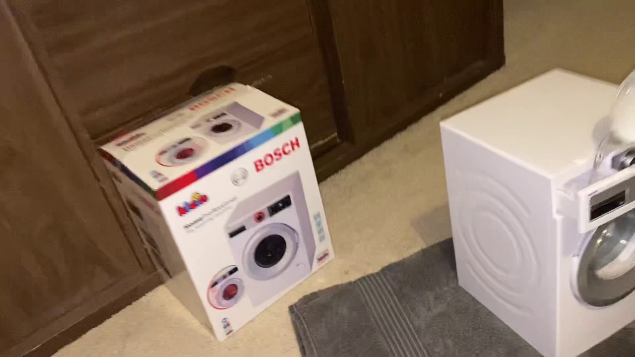 Theo Klein Bosch toy washing machine: wash with hand soap.