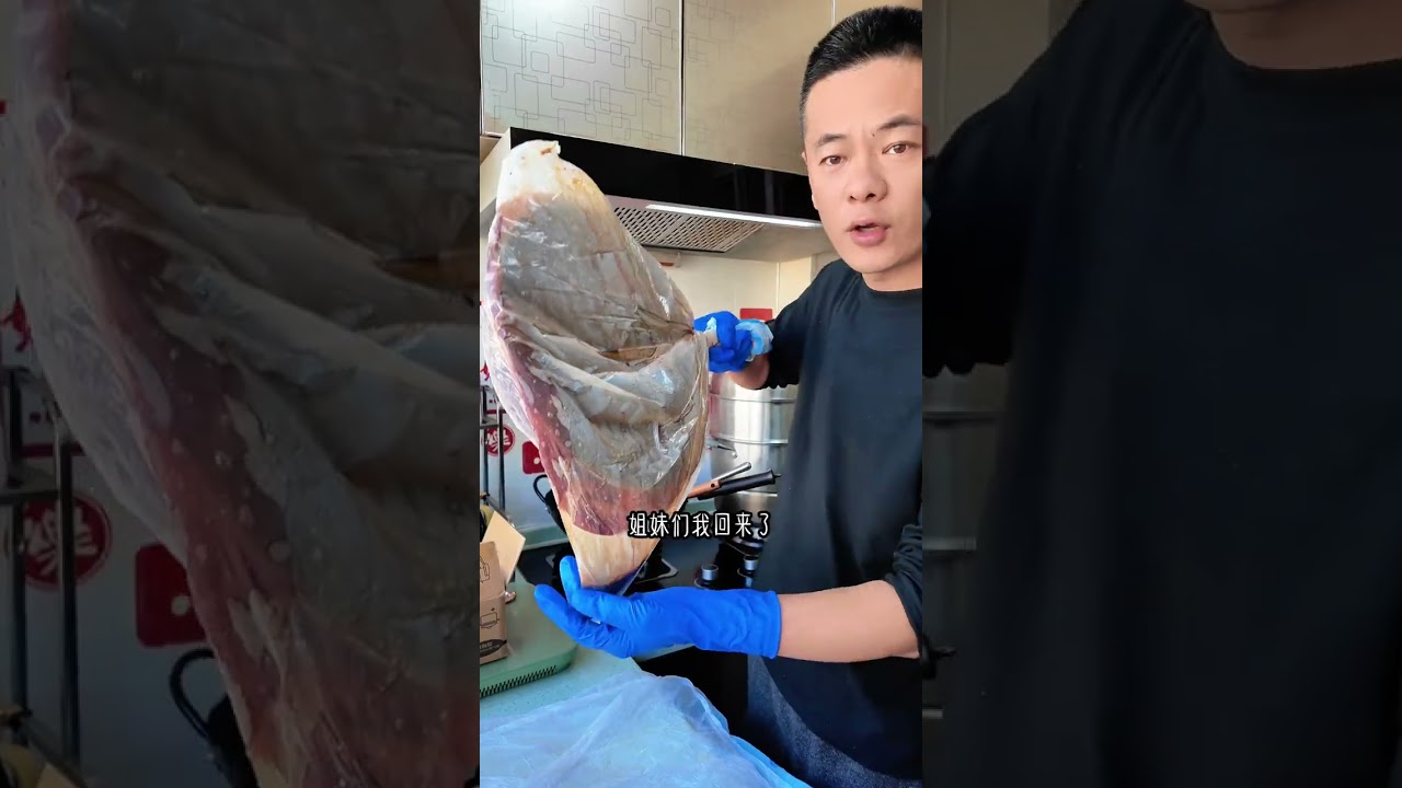 粉丝用了3年的锅，锅底又黑又硬全是油，小闹一招搞定，擦的锃亮 #大扫除  #锅底清洁膜 #锅底黑垢怎么去除