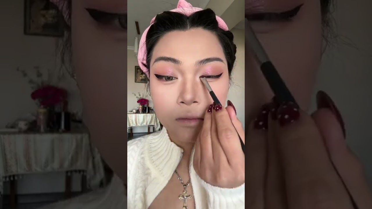 Strawberry sweetheart Asian freckle makeup in American TV series pinching with hands #