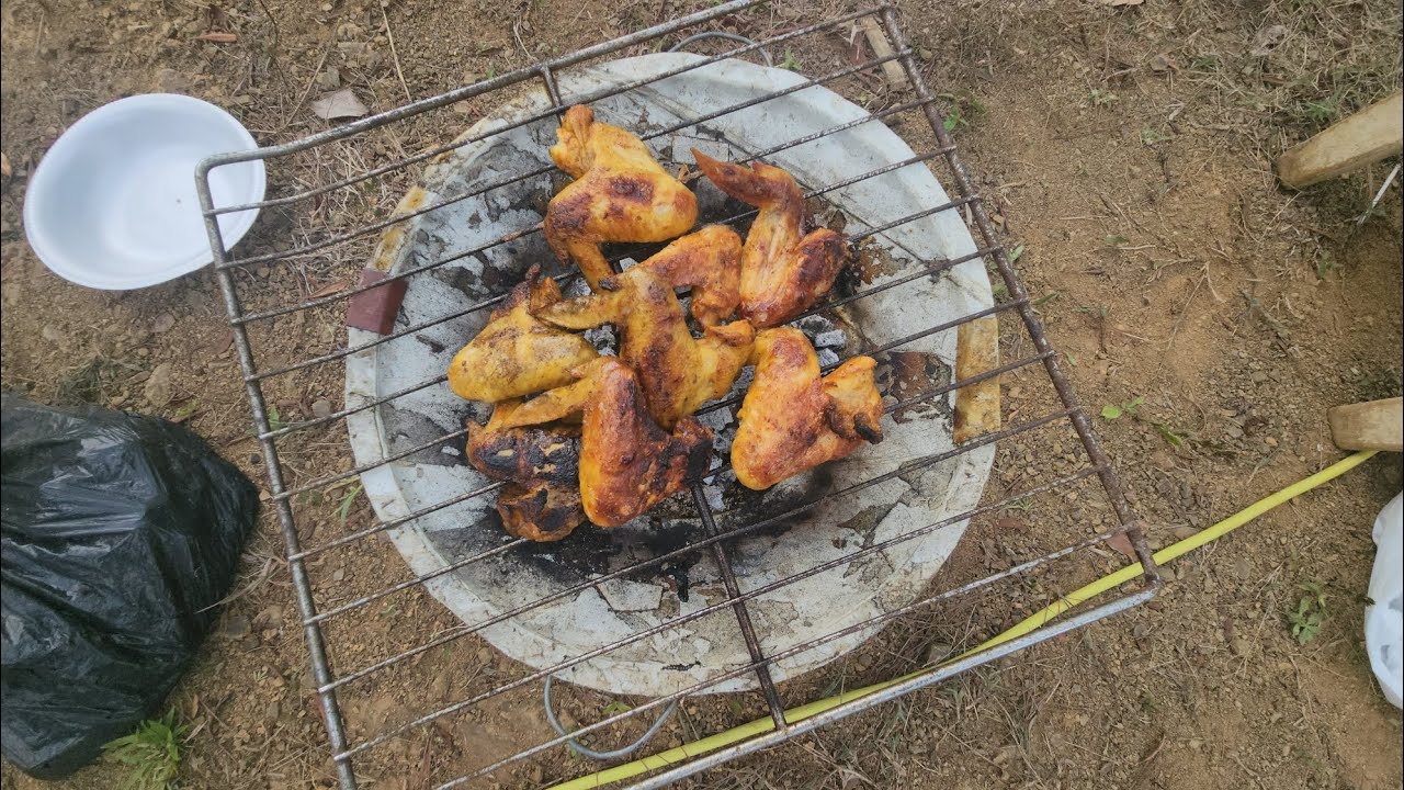 Alitas picante al carbón cocinando en el campo RD el naranjito
