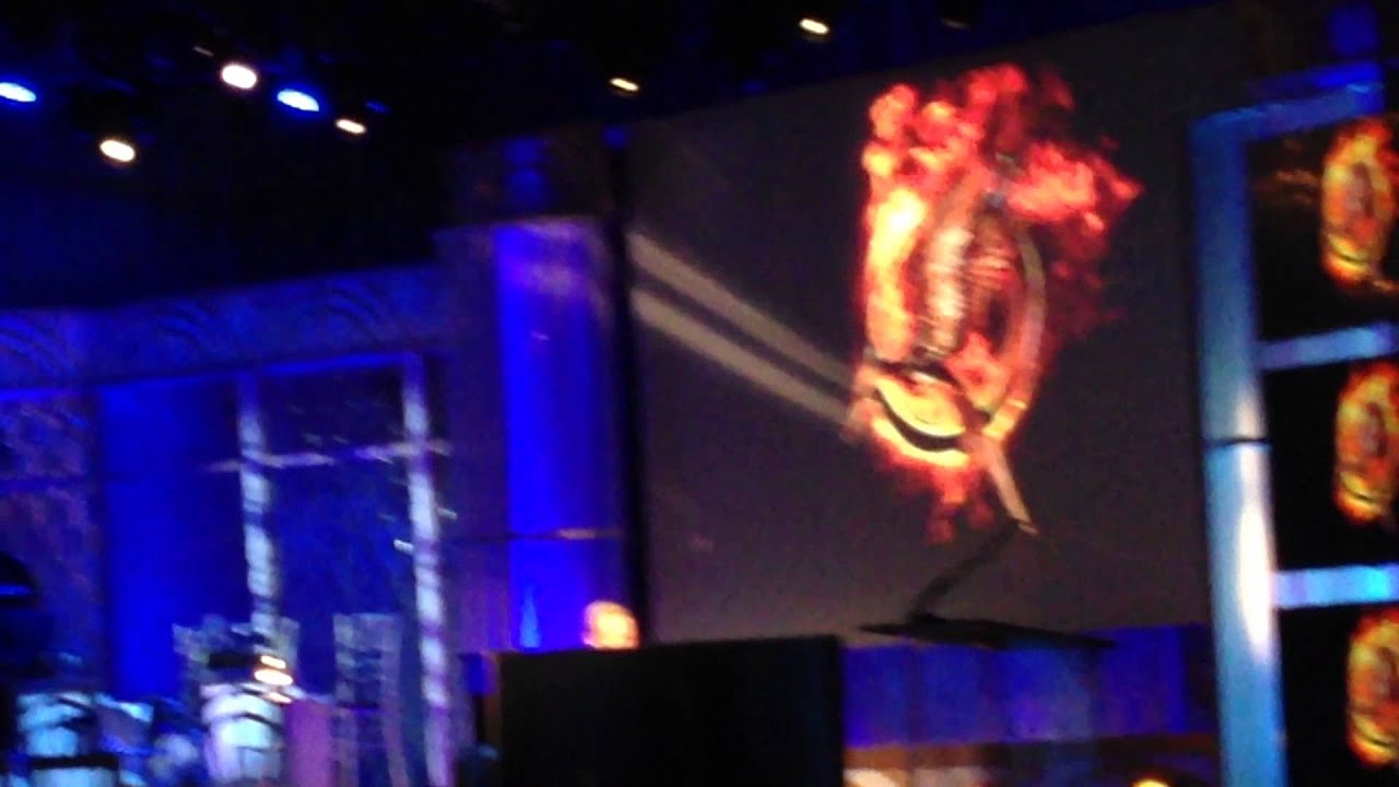 Chris Martin Performing "Atlas" At the Hollywood Film Awards