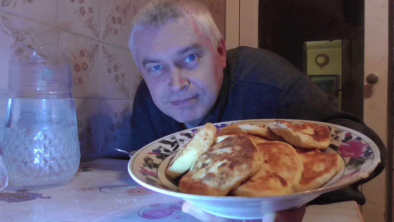 Я живу на кухне, кушаю сырники