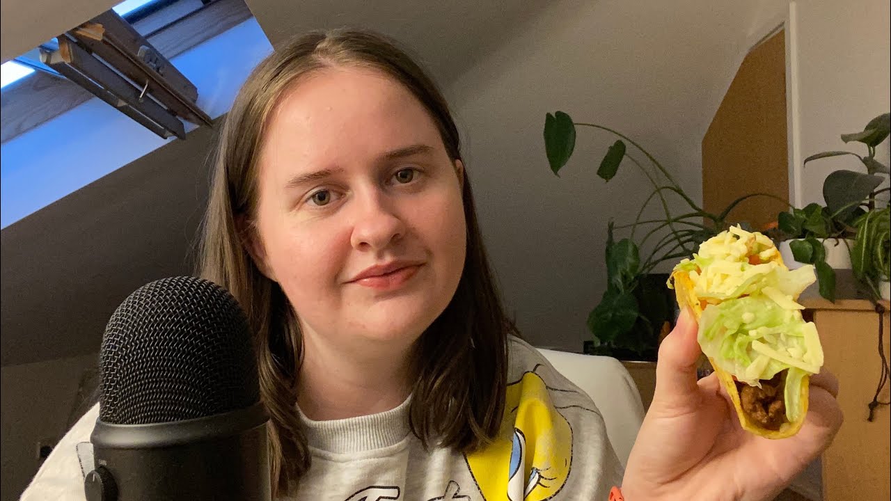 ASMR// eating crunchy tacos // binaural food